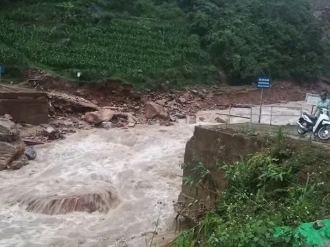 Lào Cai: Lũ ống cuốn trôi cầu dân sinh, chia cắt 3 thôn ở xã vùng cao Y Tý
