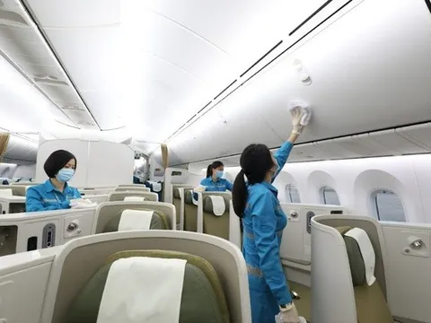 Vệ sinh máy bay - công việc tuy nhỏ mà có “võ”