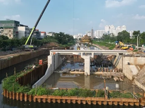 Hà Nội: Đập dâng đầu tiên trên sông Tô Lịch