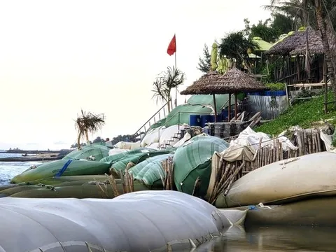 Bờ biển Hội An “chênh vênh” trước mùa mưa bão