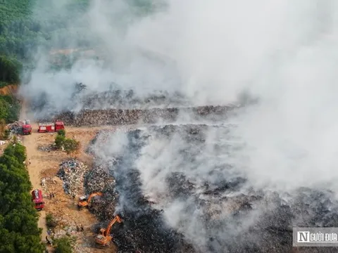 Bãi rác cháy âm ỉ nhiều ngày, khói độc "tra tấn" người dân