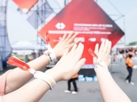 Kim chủ quốc dân Techcombank chiều “Gai Con” hết mực, xoa dịu hội chứng hậu concert