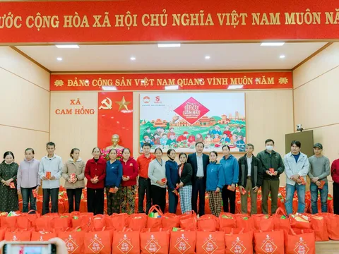 Người dân tỉnh Hải Phòng và Quảng Trị nhận 500 phần quà “Chung Vị Tết Việt” do SABECO cùng ủy ban MTTQ Việt Nam trao tặng