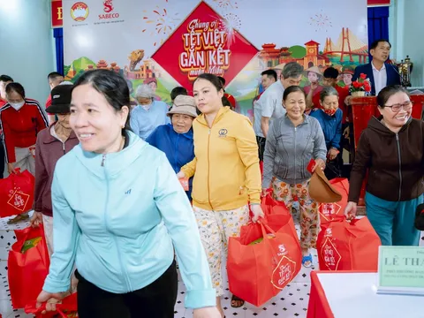 SABECO và MTTQ Việt Nam chung tay trao 800 phần quà “Chung Vị Tết Việt” tới người dân Quảng Ngãi và Đà Nẵng